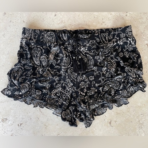 MUDD Black and White Tulip Paisley Shorts, Size M - Picture 1 of 7